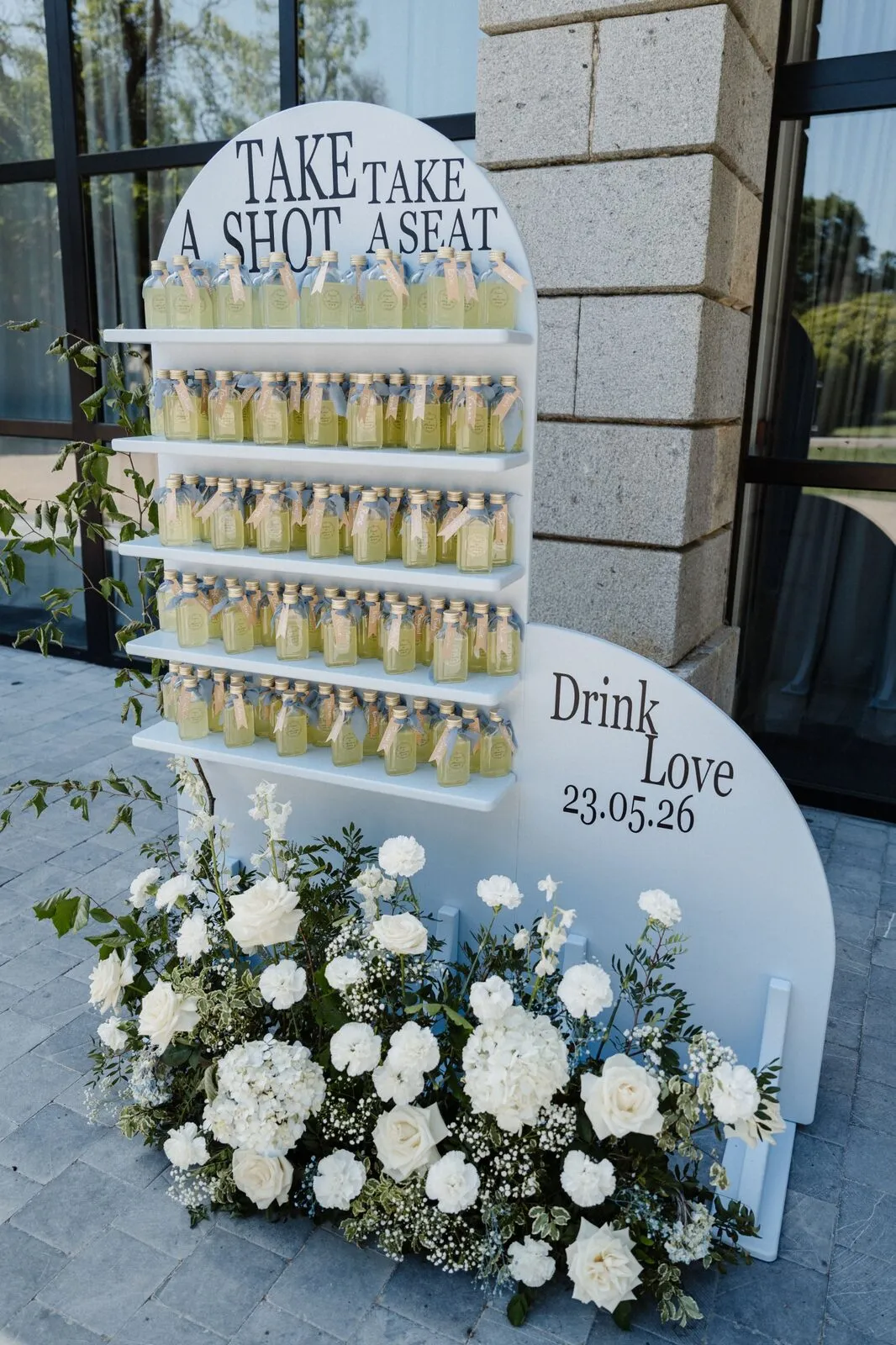 Mur de shots servant de plan de table